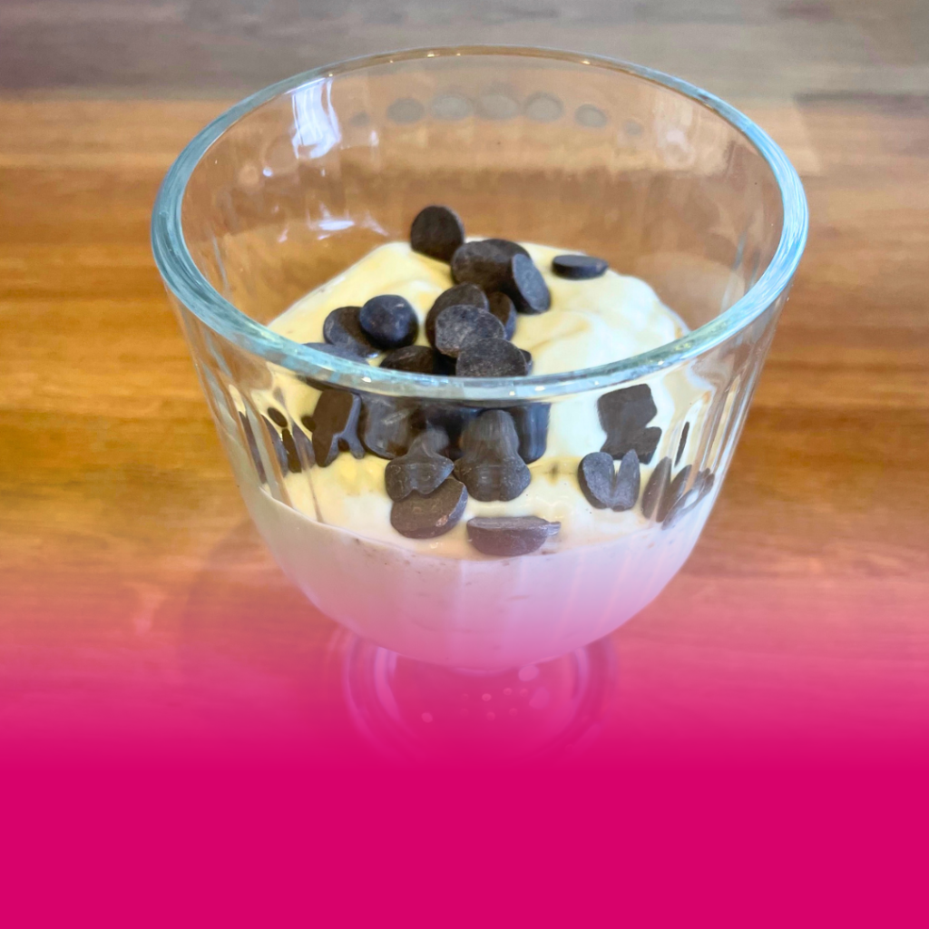 Manchmal braucht es keine komplizierten Rezepte, um etwas richtig Leckeres zu zaubern. Dieses Bananen-Erdnuss-Eis ist der perfekte Beweis: wenige Zutaten, in Minuten fertig – und komplett ohne zugesetzten Zucker.